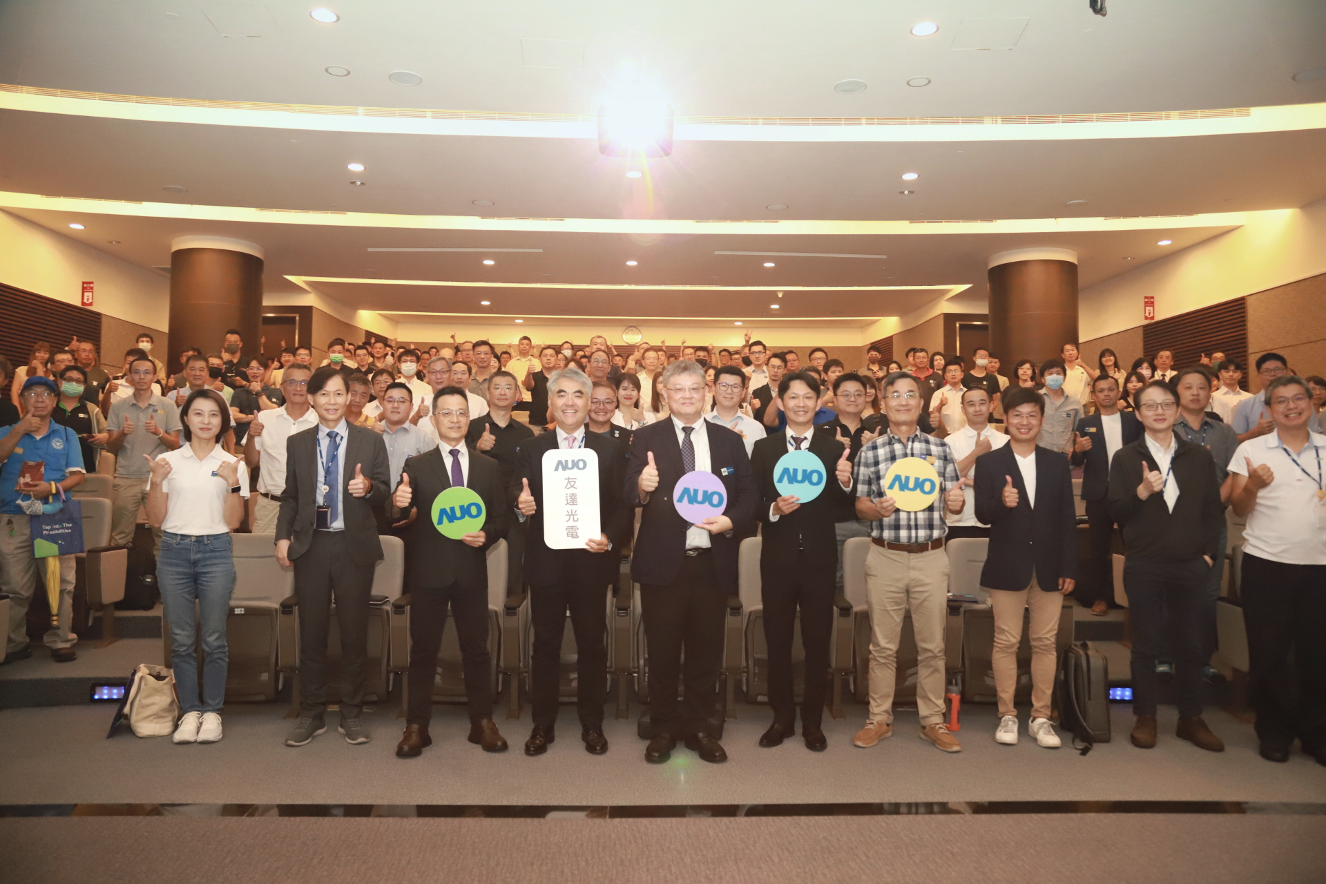 友達光電邀請領域專家共研再生能源發展、電力需求及建築物減碳等議題進行交流，盼共擘綠色永續生態圈的嶄新契機