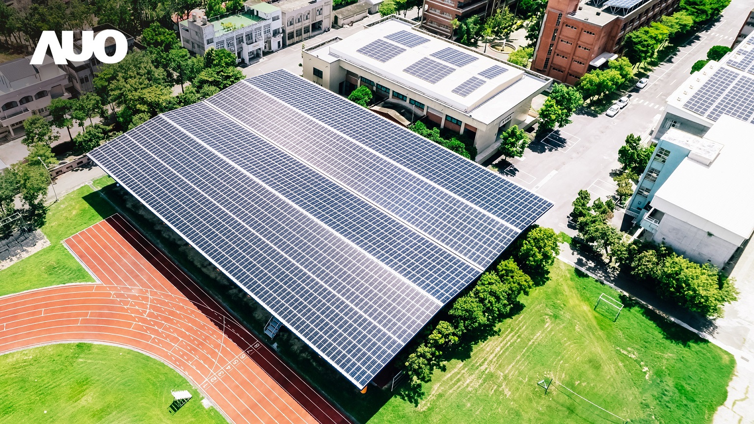 友達SunSteel光電整合型浪板具備快速安裝、輕量化優勢，可提升15%發電效能，通過國際IEC與國內VPC認證安全、防漏、耐候標準