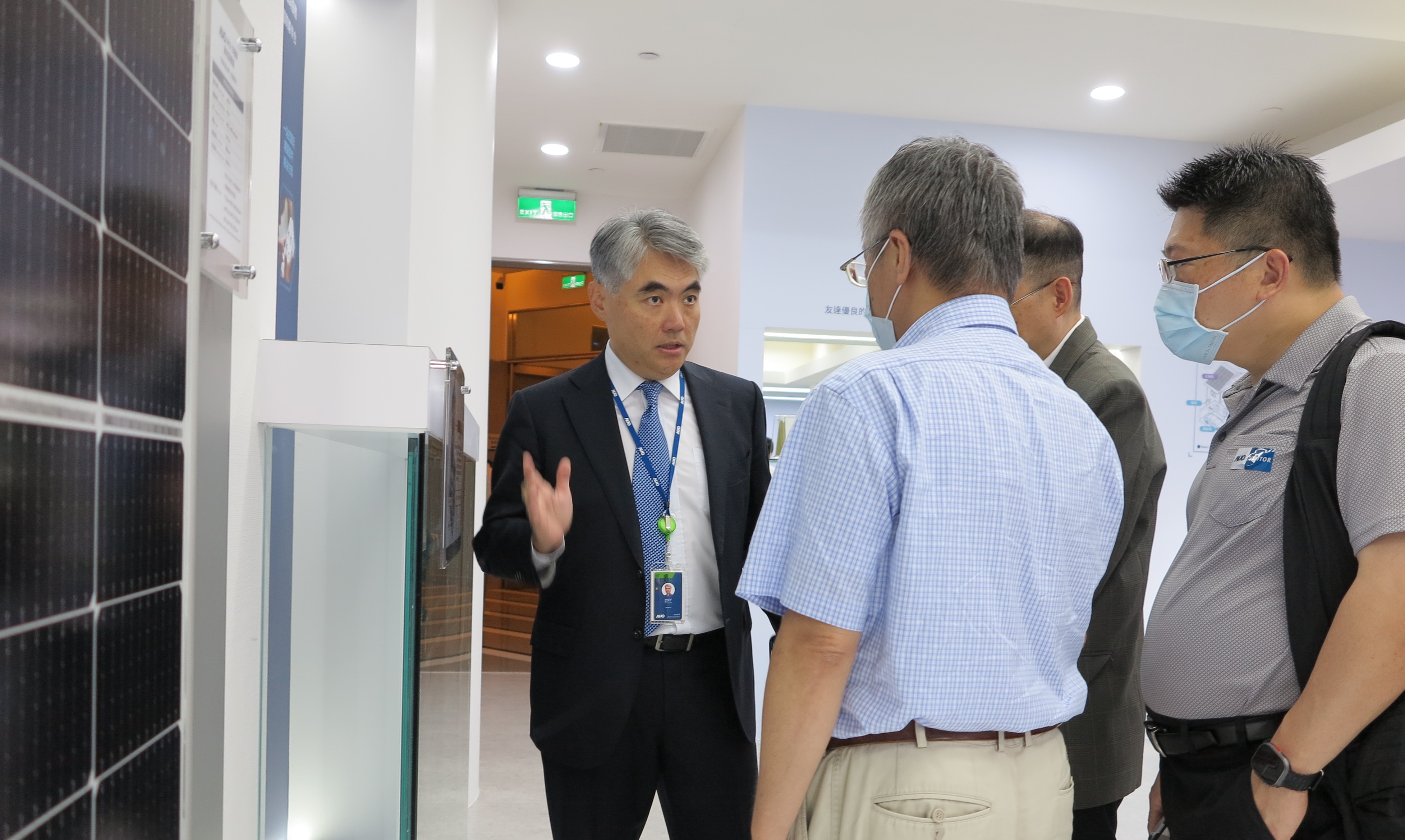 友達光電能源事業群總經理林恬宇分享友達落實太陽能建築一體化目標，協助企業邁向能源轉型的高效能低碳解方。