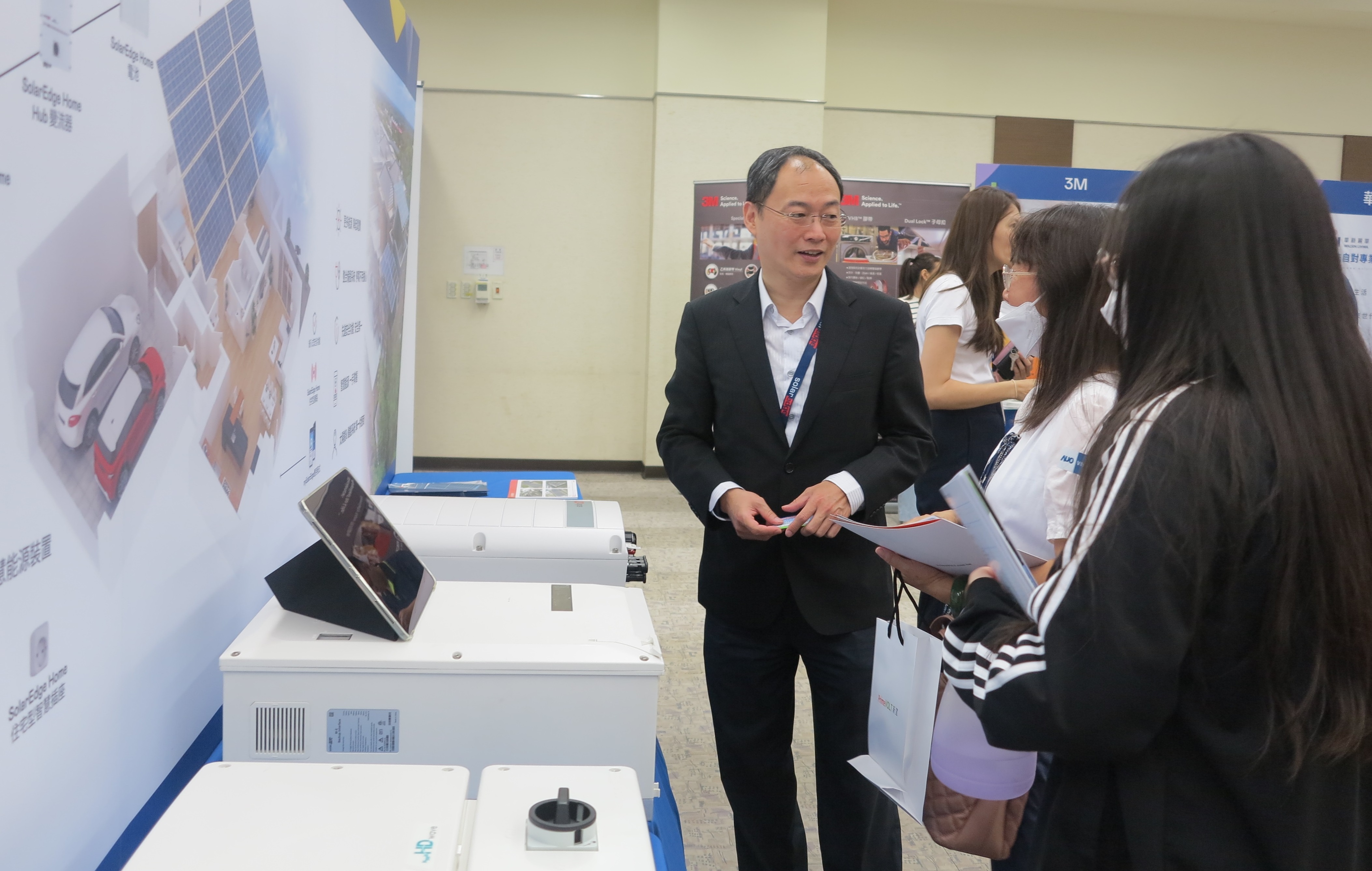 透過研討會產學界緊密交流與分享，提升參與人員借鏡及加深低碳概念，提升綠色能源產業之韌性。