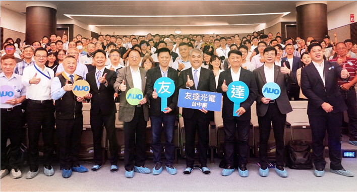 友達以太陽能解決方案領航者，跨足建築領域，4日在台中廠區舉辦「光電建築一體化研討會」，邀請產業先驅共同推動綠化，打造新一代智慧綠建築。